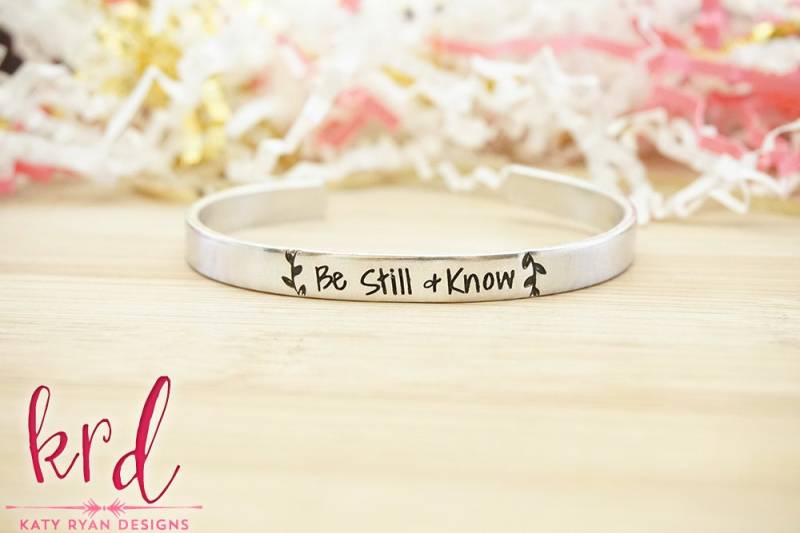 Sei Still Und Weiß Manschette Armband - Bibel Vers Schmuck Religiöser Religiöses Psalm 46 10 Silber Handgestempelte von KatyRyanDesigns