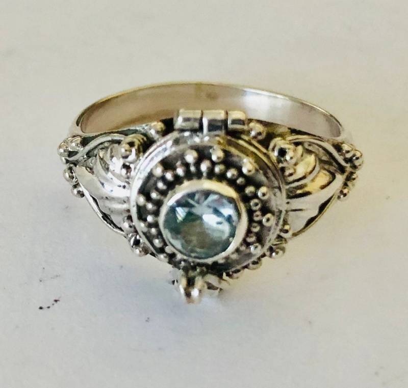 Blau Topas Dezember Geburtsstein Kleiner Gift Ring Bali Sterling Silber Locket Ar79 von Katybeads