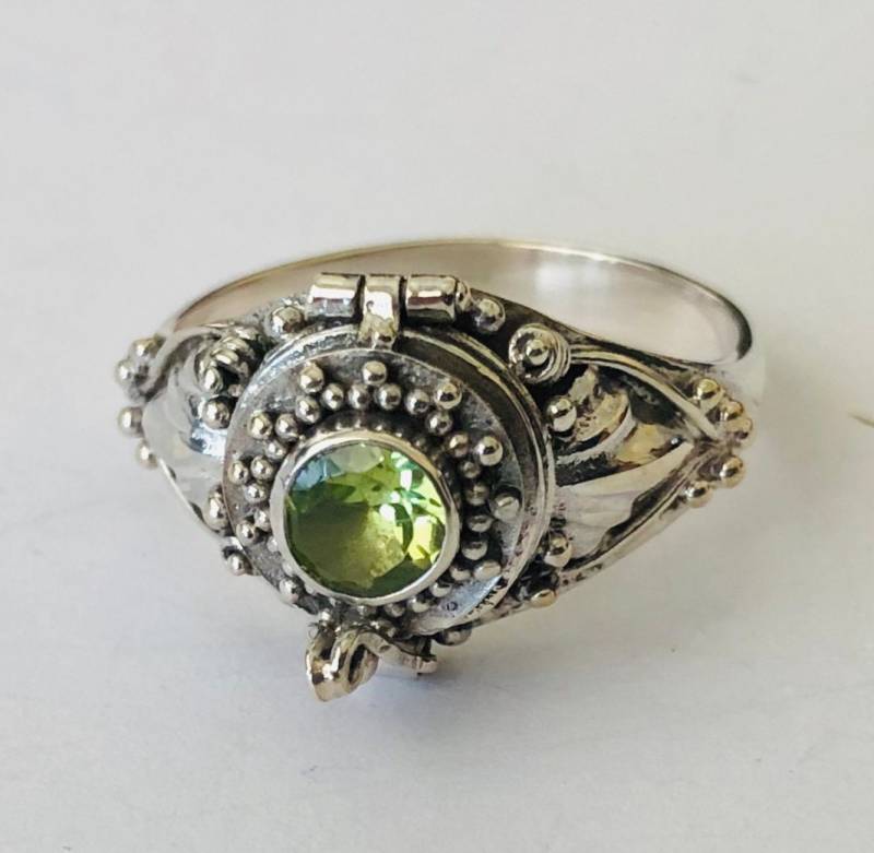 Grüne Peridot Gift Ring Bali Sterling Silber Medaillon Ar79 von Katybeads