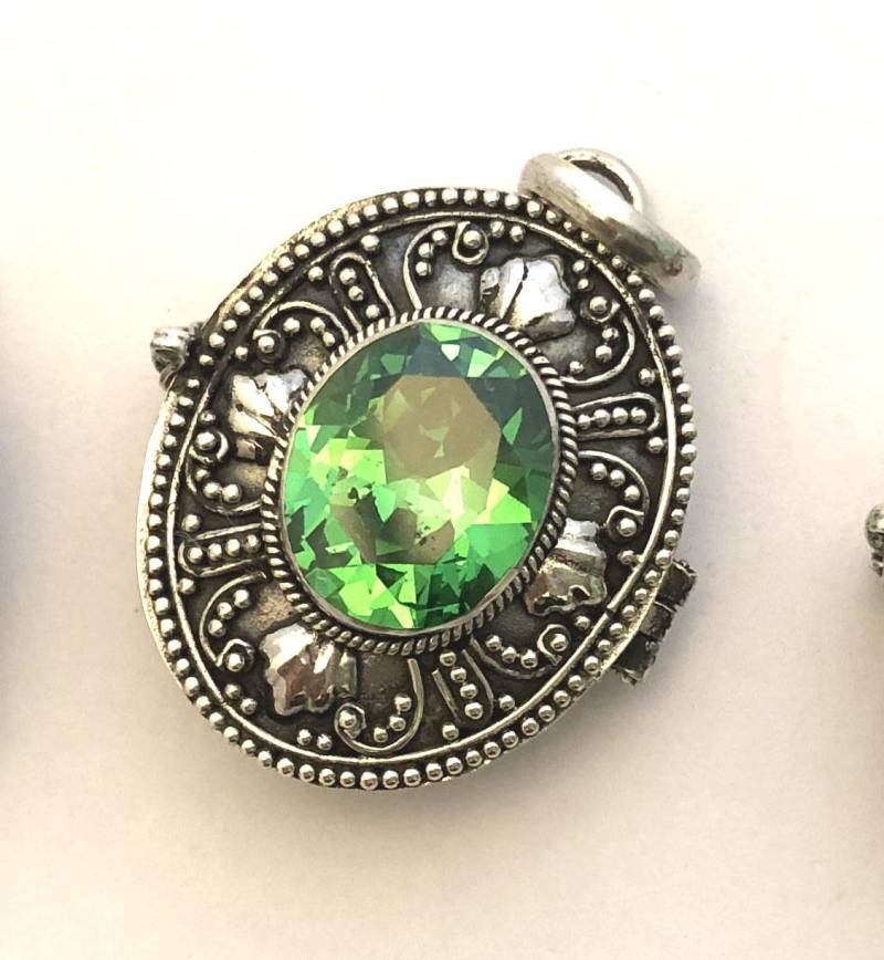 Grüne Zirkon Kann Geburtsstein Farbe Oval Drop Medaillon Anhänger Bali Sterling Silber Andenken Kette Halskette Pl33 von Katybeads