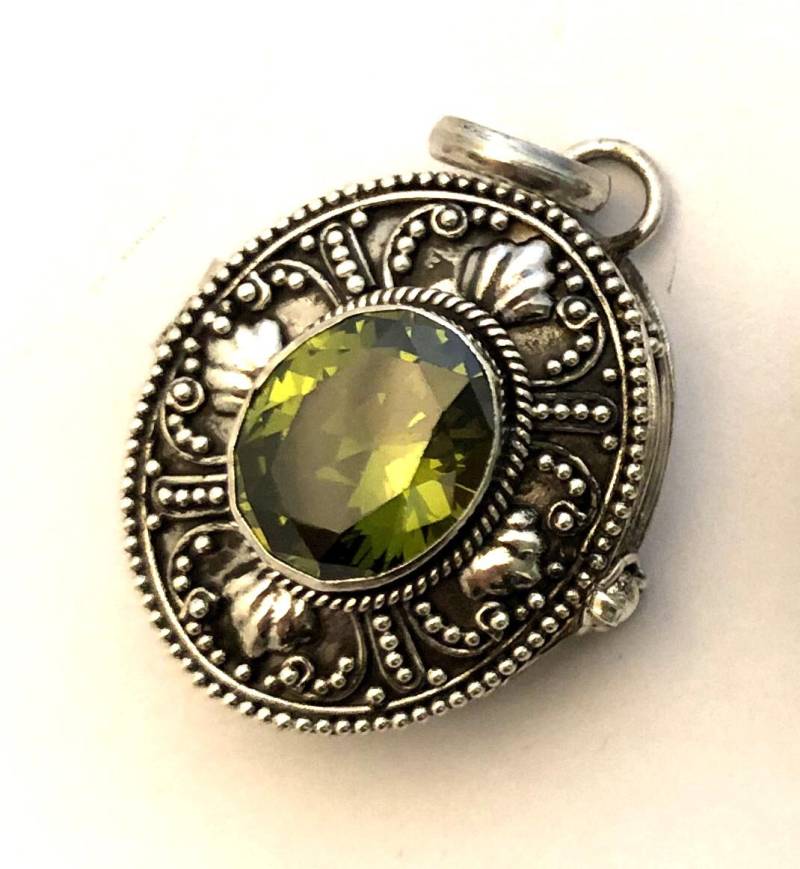 Grüner Obsidian | Peridot Farbe Oval Drop Medaillon Anhänger Bali Sterling Silber Andenken Kette Halskette Pl33 von Katybeads