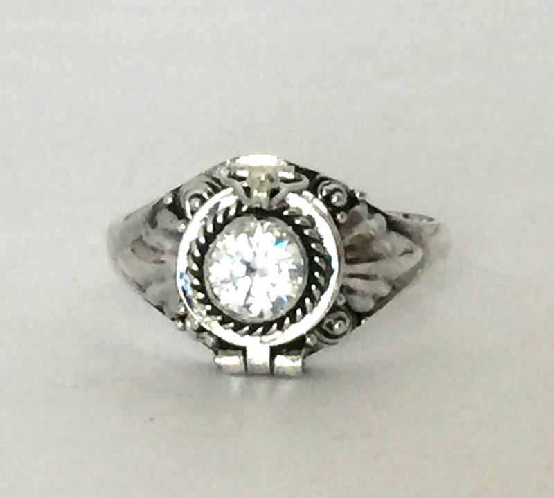 Kleiner Gift Ring Bali Sterling Silber Locket Mit Bergkristall | Sub Für Diamant April Geburtsstein Ar11 von Katybeads