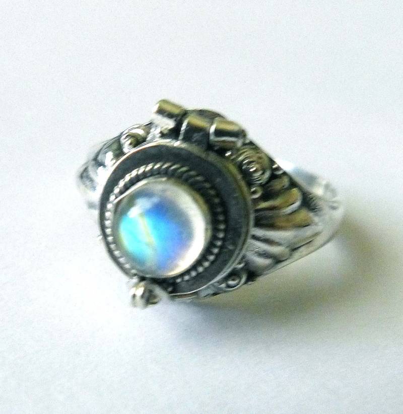 Regenbogen Mondstein Kleine Gift Ring Bali Sterling Silber Medaillon Größe 6 - 13 Ar11 von Katybeads