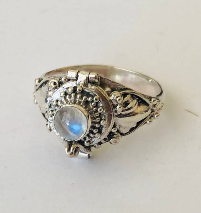 Regenbogen Mondstein Kleiner Gift Ring Bali Sterling Silber Locket Ar79 von Katybeads