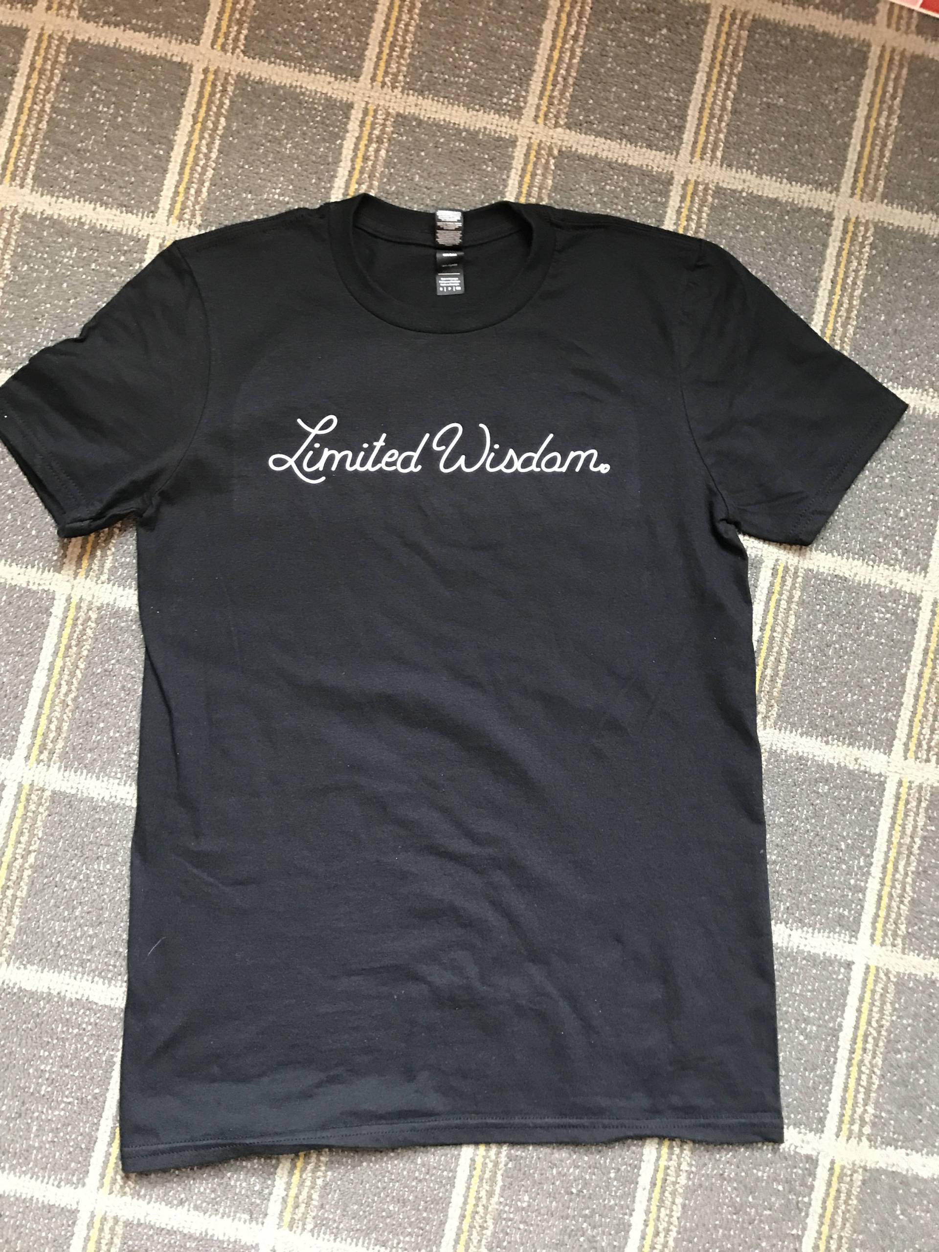 Begrenzte Weisheit Schwarze Tshirt Begrenzte Weisheit Schwarze Tshirt von Katyscases
