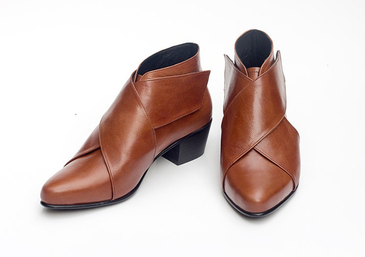 Braune Leder Stiefeletten, Pointy X Booties Für Frauen, Elegante Low Heel Booties, Designer Handgefertigte Schuhe von KatzAndBirds
