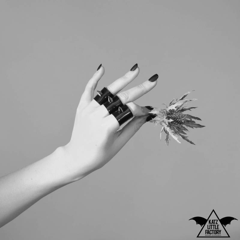 Spike Schwarz Glanz Ringe Set Von 3 von KatzLittleFactory