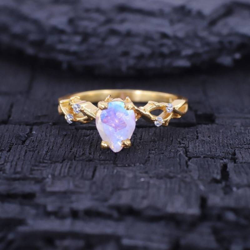 Tropfen Mondstein Ring in Gelb Gold Vergoldet Sterling Silber, Art Deco Ring, Juni Birthstone Schmuck von KavishJewels