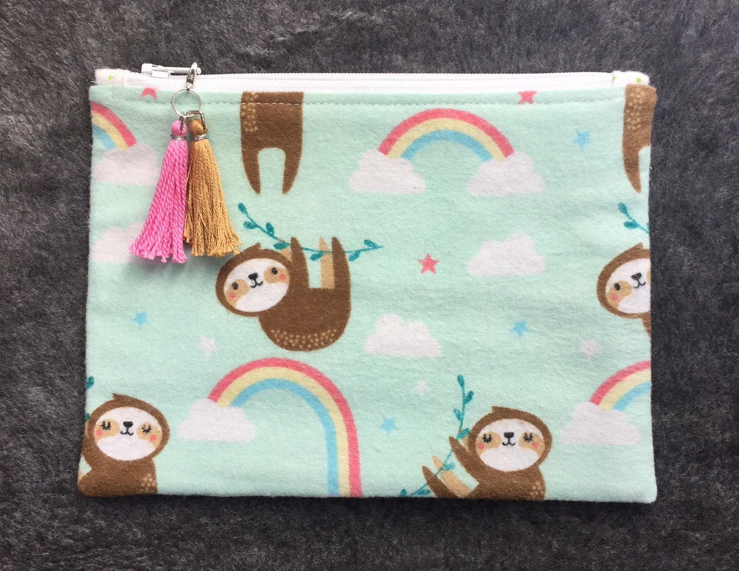 Happy Zen Faultier Regenbogen Tasche Aus Flanell Federmäppchen, Schminktasche, Kartenhalter von Kawaeek