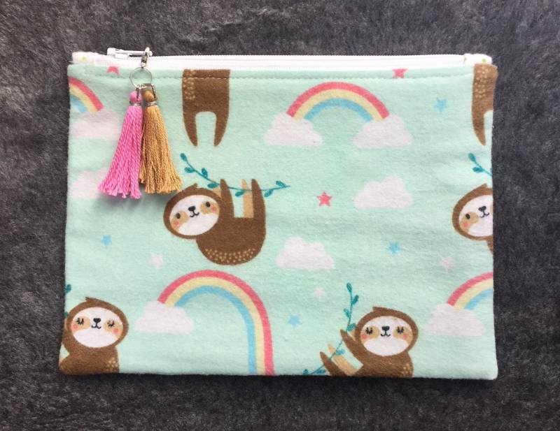 Happy Zen Faultier Regenbogen Tasche Aus Flanell Federmäppchen, Schminktasche, Kartenhalter Happy Zen Faultier Regenbogen Tasche Aus Flanell Federmäppchen, Schminktasche, Kartenhalter von Kawaeek