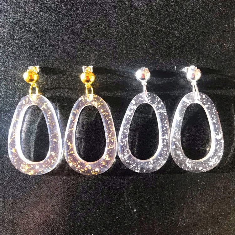 Funkelnde Ovale Creolen in Form Von Silberfarbenen Oder Goldfarbenen Harzflocken Als Ohrstecker Clip von KawaiiKave