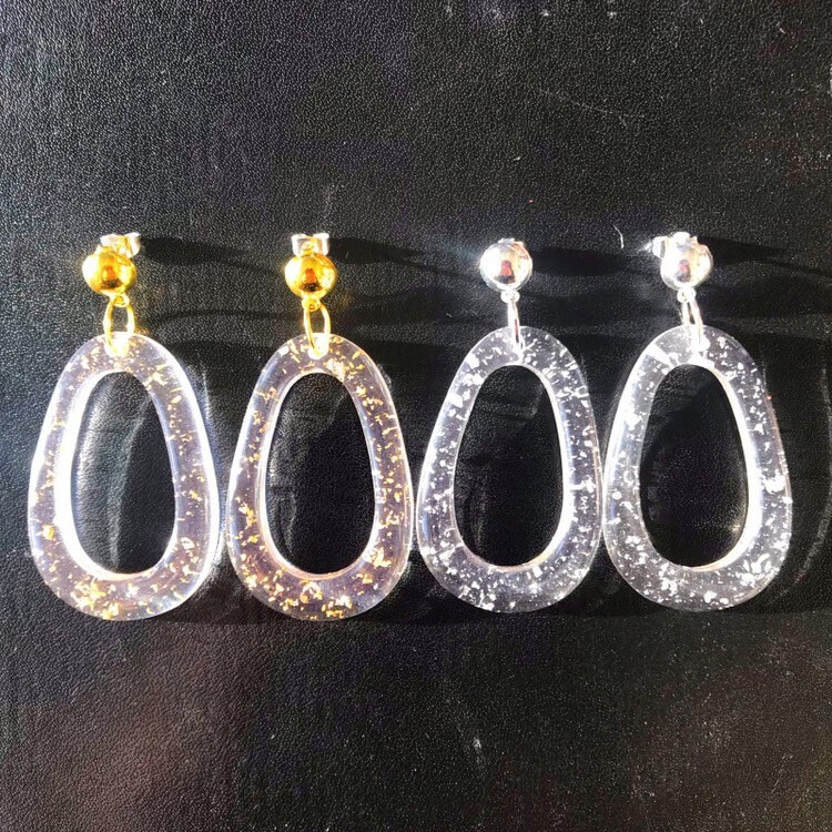 Funkelnde Ovale Creolen in Form Von Silberfarbenen Oder Goldfarbenen Harzflocken Als Ohrstecker Clip von KawaiiKave