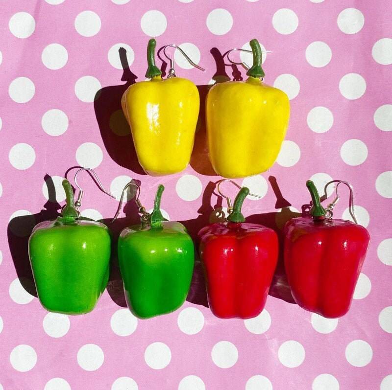Funky Bell Pepper Ohrringe Ohrstecker Oder Clip On in Rot Grün Gelb von KawaiiKave