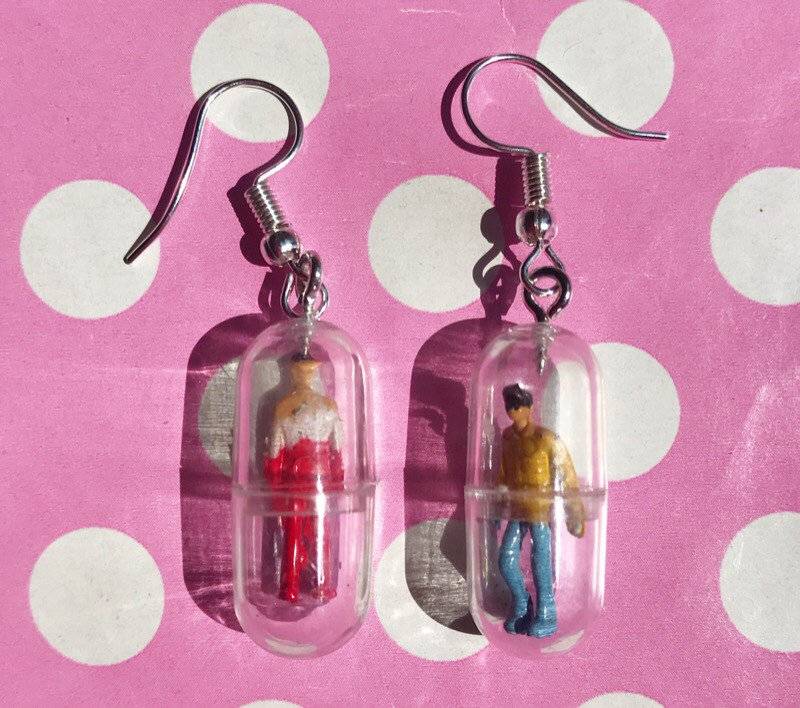 Kultige Ohrstecker Oder Clips in Form Von Kapseln von KawaiiKave
