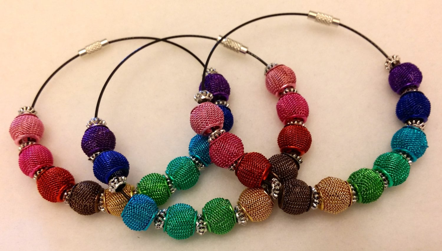 Regenbogen-Armreifen Regenbogen-Armreifen von KawaiiSakuraDesigns