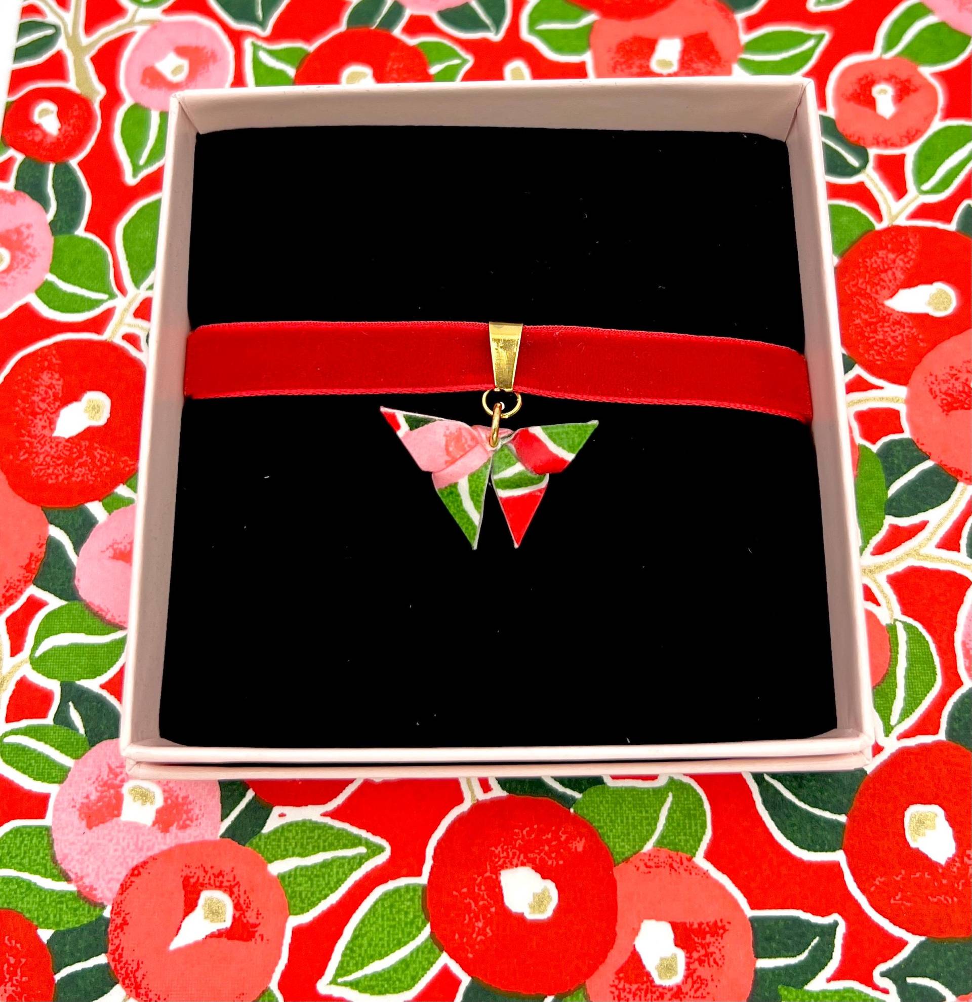 Origami Cosplay -Trachtenschmuck Halskette Schmetterling Anime/Tsubaki Rot-Grün/Japanliebe/Samtband/Papierschmuck Origami Cosplay -Trachtenschmuck Halskette Schmetterling Anime/Tsubaki Rot-Grün/Japanliebe/Samtband/Papierschmuck von Kawaiimuenchen