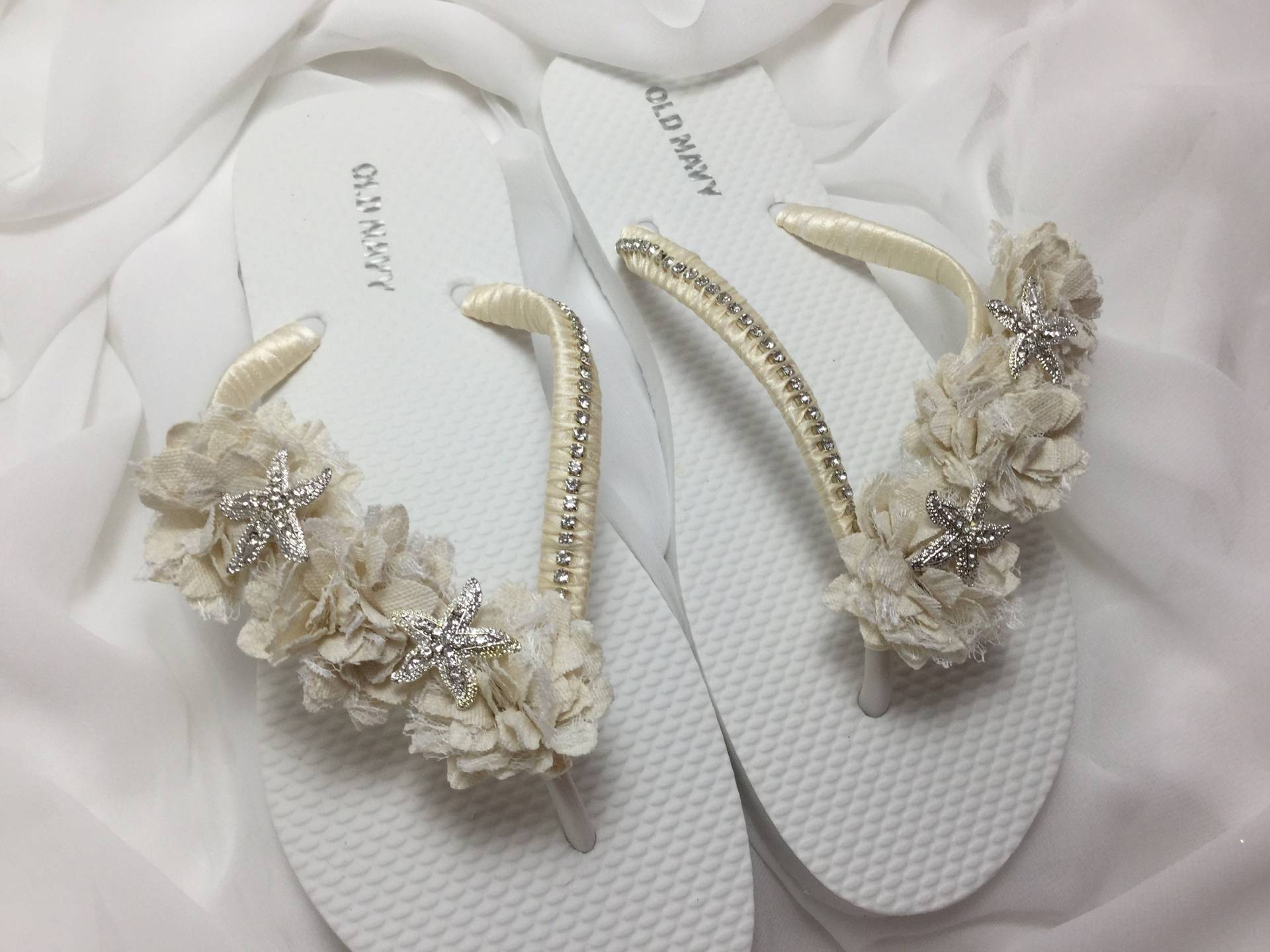 Braut Flip Flops, Elfenbein Blume Seestern-Hochzeits-Schuh, Hochzeit Strand Sandalen Braut Flip Flops, Elfenbein Blume Seestern-Hochzeits-Schuh, Hochzeit Strand Sandalen von KayKaysBridal