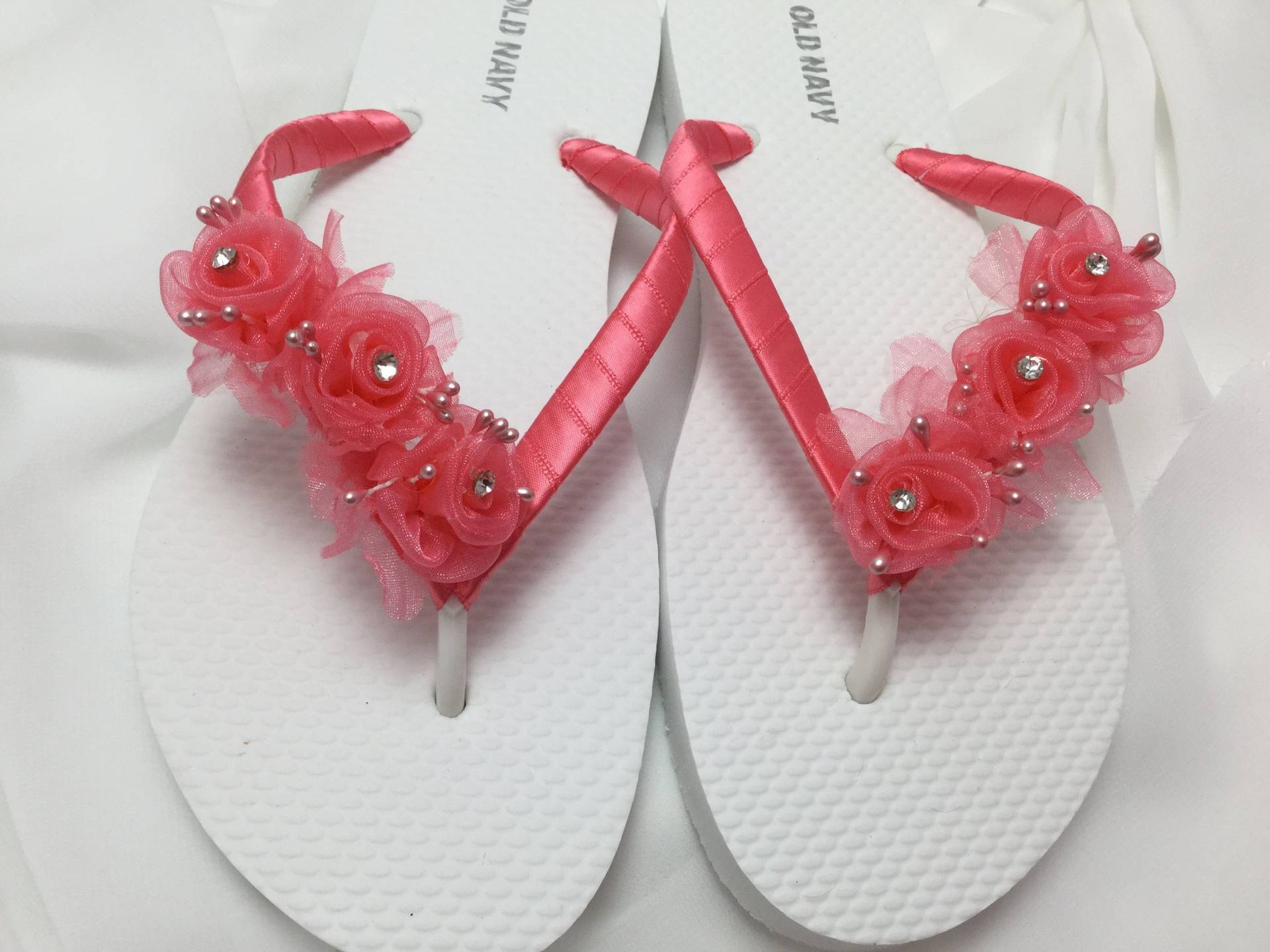 Braut Flip Flops, Koralle Blumen Hochzeit Sandalen, Blume Flop, Weiße Flip-Flops, Brautgeschenk Party Braut Flip Flops, Koralle Blumen Hochzeit Sandalen, Blume Flop, Weiße Flip-Flops, Brautgeschenk Party von KayKaysBridal