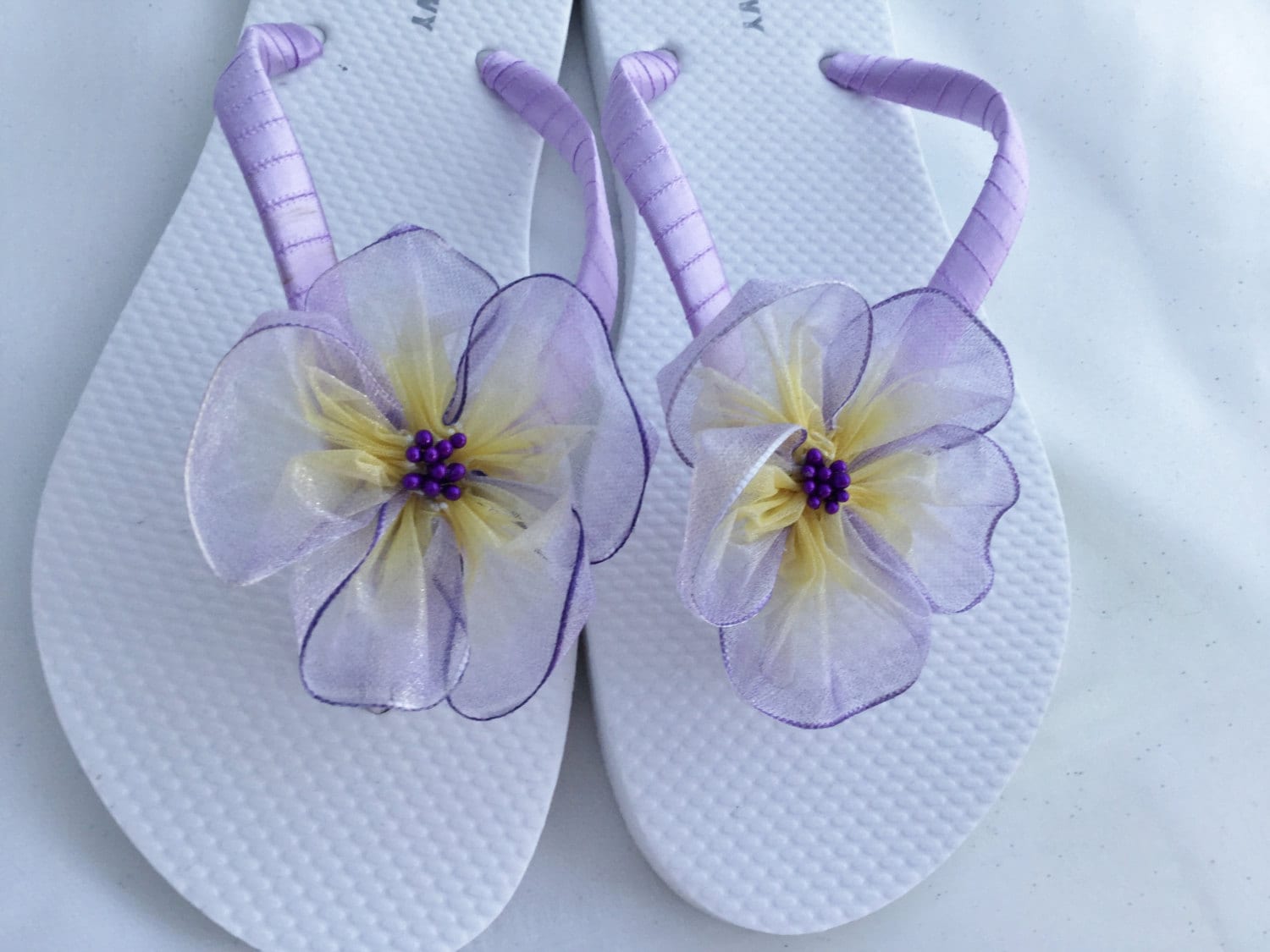 Braut Flip Flops, Lavendel Organza Blume Strand Hochzeit Sandalen, Geschenk Party, Flops Braut Flip Flops, Lavendel Organza Blume Strand Hochzeit Sandalen, Geschenk Party, Flops von KayKaysBridal