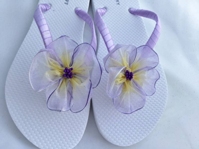 Braut Flip Flops, Lavendel Organza Blume Strand Hochzeit Sandalen, Geschenk Party, Flops Braut Flip Flops, Lavendel Organza Blume Strand Hochzeit Sandalen, Geschenk Party, Flops von KayKaysBridal