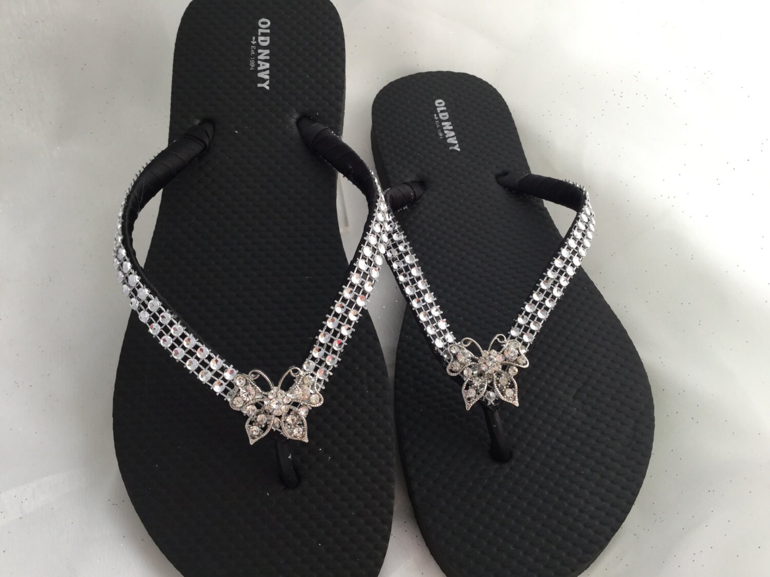 Braut Flip Flops, Schmetterling Strass Brautjungfern Hochzeit Schwarze Flops Braut Flip Flops, Schmetterling Strass Brautjungfern Hochzeit Schwarze Flops von KayKaysBridal
