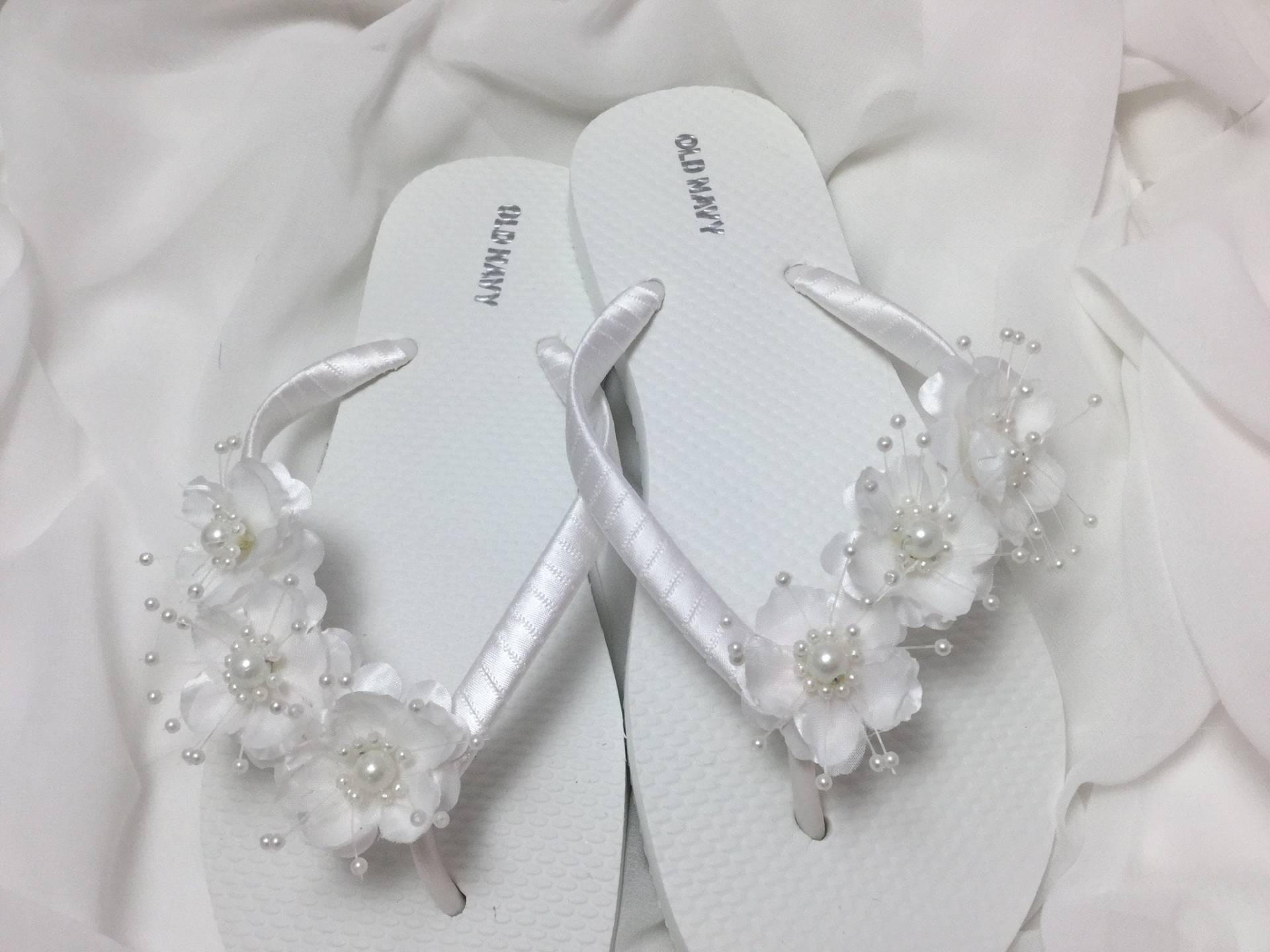 Braut Flip Flops, Weiße Blume Hochzeit Sandalen, Blumen Flop, Geschenk Party Braut Flip Flops, Weiße Blume Hochzeit Sandalen, Blumen Flop, Geschenk Party von KayKaysBridal