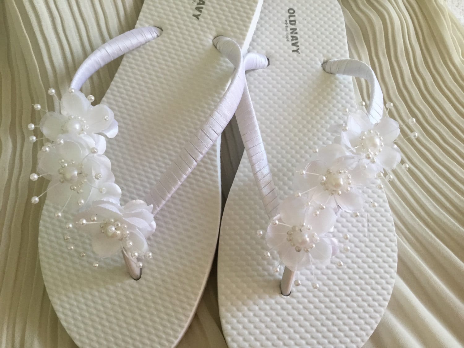 Braut Flip Flops, Weiße Blume Hochzeit Sandalen, Flop, Brautgeschenk Party Braut Flip Flops, Weiße Blume Hochzeit Sandalen, Flop, Brautgeschenk Party von KayKaysBridal