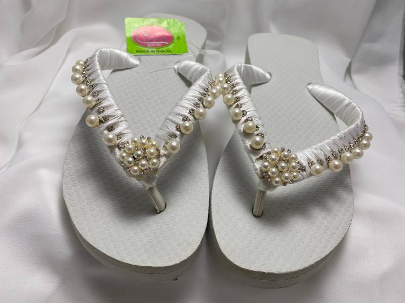 Braut Keil Flip Flops Mit Strass Und Perlen, Perlen Flops, Strand Hochzeit Sandalen Braut Keil Flip Flops Mit Strass Und Perlen, Perlen Flops, Strand Hochzeit Sandalen von KayKaysBridal