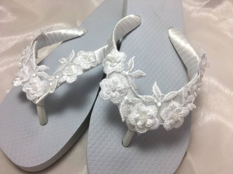 Braut Weiß Keil Flip Flops, Hochzeit Weiße 3 D Blume Trim, Blumen Flop, Strand Sandalen Braut Weiß Keil Flip Flops, Hochzeit Weiße 3 D Blume Trim, Blumen Flop, Strand Sandalen von KayKaysBridal