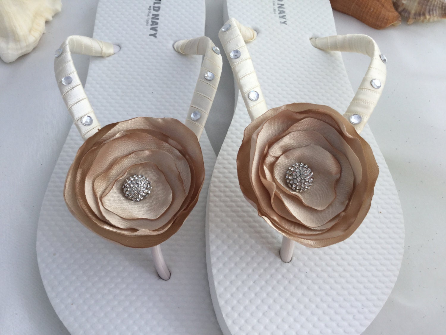 Brautjungfer Elfenbein Flip Flops, Karamell Braun Satin Blume, Seestern Braut Sandalen, Strandsandalen Hochzeit, Hochzeit Flops Brautjungfer Elfenbein Flip Flops, Karamell Braun Satin Blume, Seestern Braut Sandalen, Strandsandalen Hochzeit, Hochzeit Flops von KayKaysBridal