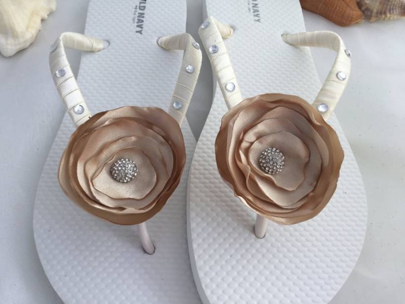Brautjungfer Elfenbein Flip Flops, Karamell Braun Satin Blume, Seestern Braut Sandalen, Strandsandalen Hochzeit, Hochzeit Flops Brautjungfer Elfenbein Flip Flops, Karamell Braun Satin Blume, Seestern Braut Sandalen, Strandsandalen Hochzeit, Hochzeit Flops von KayKaysBridal