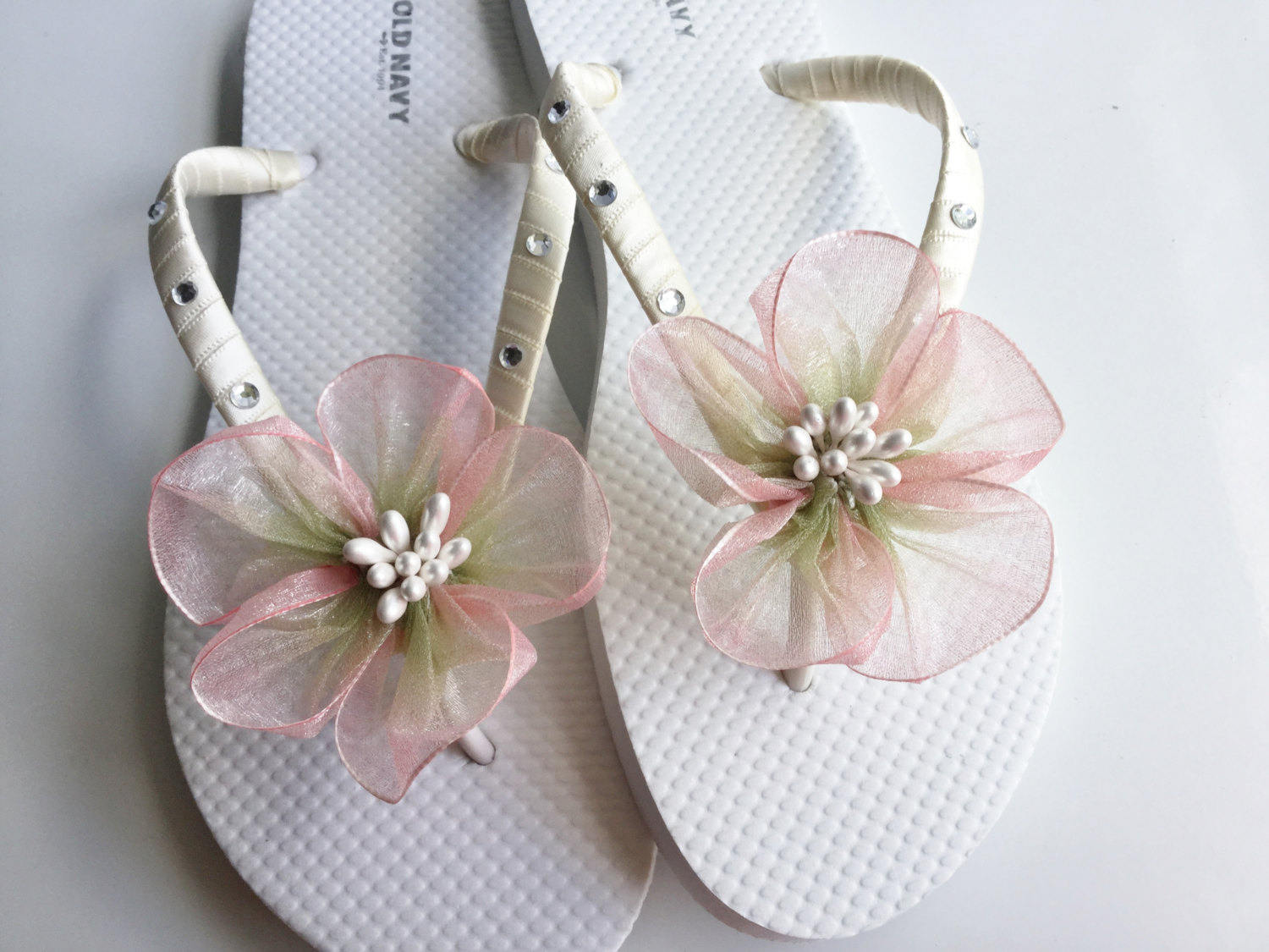 Brautjungfern Flip Flops Rosa Organzablume, Braut Flops, Strand Hochzeit Sandalen, Geschenk Party Brautjungfern Flip Flops Rosa Organzablume, Braut Flops, Strand Hochzeit Sandalen, Geschenk Party von KayKaysBridal