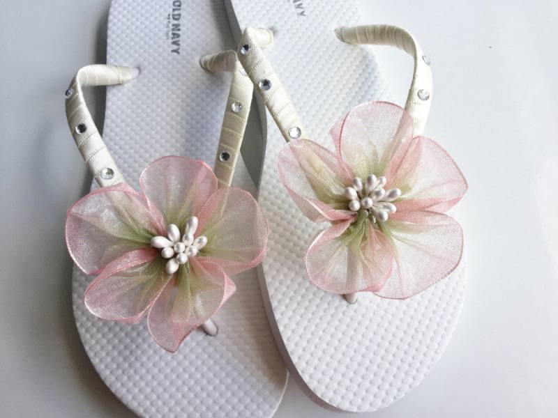 Brautjungfern Flip Flops Rosa Organzablume, Braut Flops, Strand Hochzeit Sandalen, Geschenk Party Brautjungfern Flip Flops Rosa Organzablume, Braut Flops, Strand Hochzeit Sandalen, Geschenk Party von KayKaysBridal