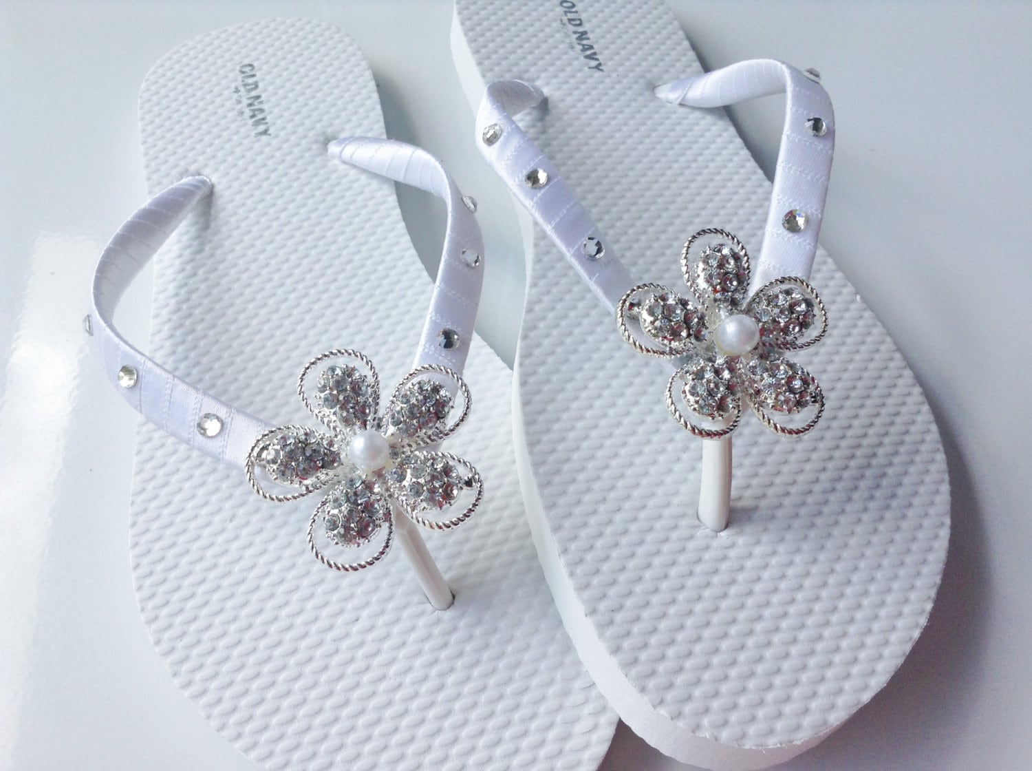 Brautmoden Flip Flop, Strass Braut Sandalen, Weißen Flops, Hochzeit Strandsandalen, Blume Mit Brautmoden Flip Flop, Strass Braut Sandalen, Weißen Flops, Hochzeit Strandsandalen, Blume Mit von KayKaysBridal