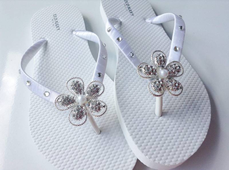 Brautmoden Flip Flop, Strass Braut Sandalen, Weißen Flops, Hochzeit Strandsandalen, Blume Mit Brautmoden Flip Flop, Strass Braut Sandalen, Weißen Flops, Hochzeit Strandsandalen, Blume Mit von KayKaysBridal