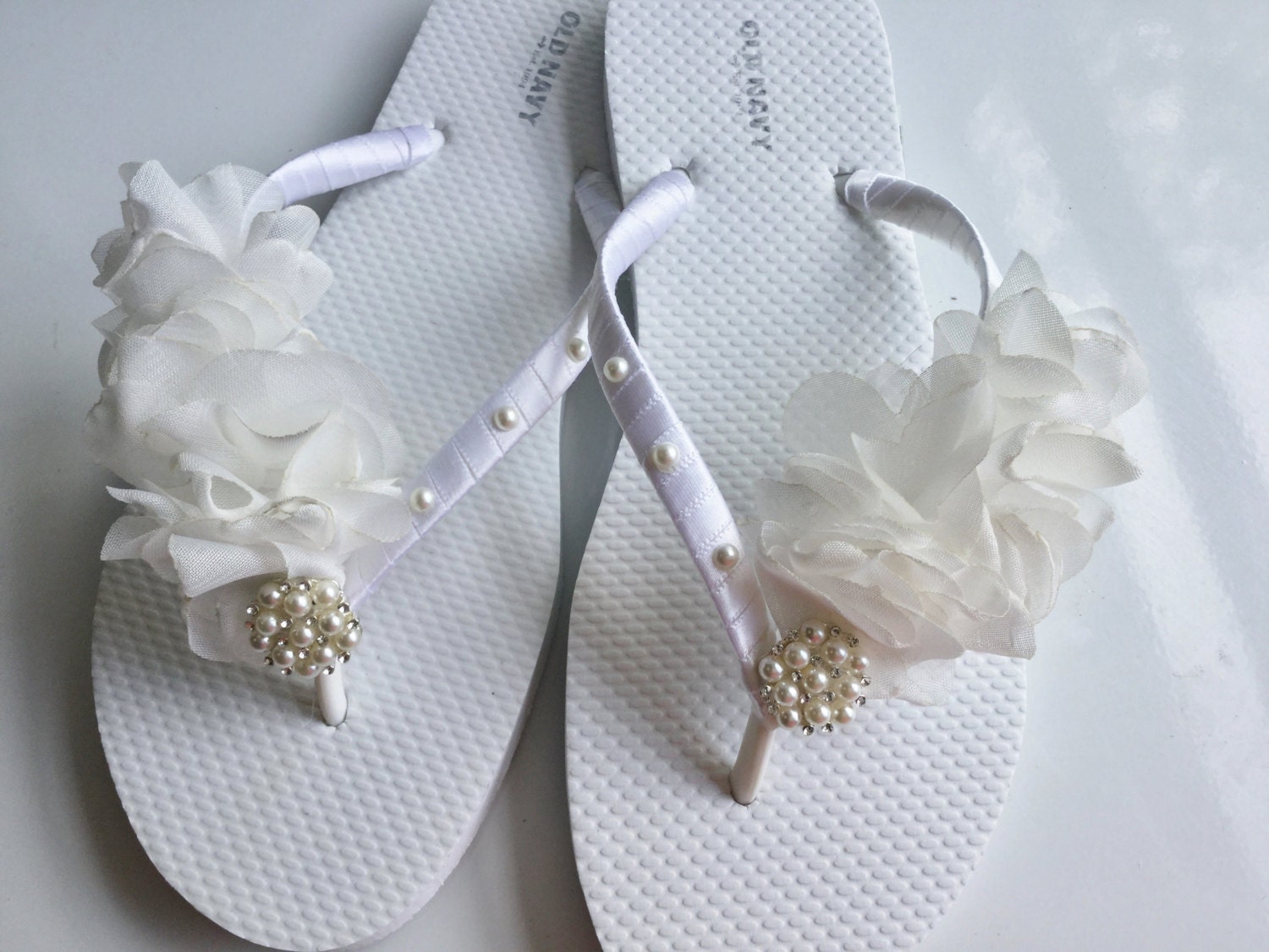 Brautmoden Flip Flop, Weiße Perlen Braut Sandalen, Chiffon Blätter Trim Flops Flip, Hochzeit Flops, Strandsandalen Brautmoden Flip Flop, Weiße Perlen Braut Sandalen, Chiffon Blätter Trim Flops Flip, Hochzeit Flops, Strandsandalen von KayKaysBridal