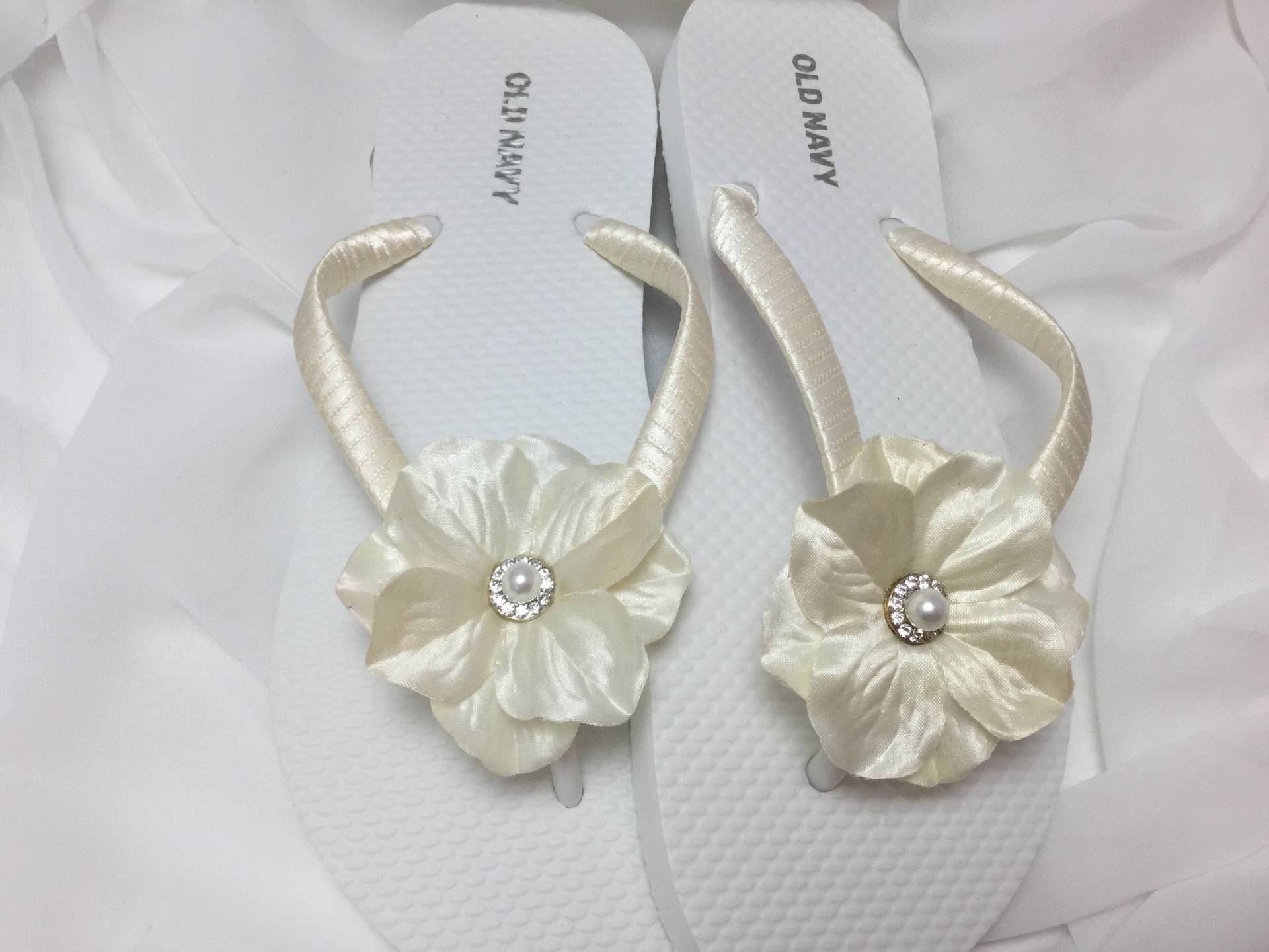 Elfenbein Braut Strassblume Flip Flops, Strass Sandalen, Weiß Hochzeit Strand Sandalen Elfenbein Braut Strassblume Flip Flops, Strass Sandalen, Weiß Hochzeit Strand Sandalen von KayKaysBridal