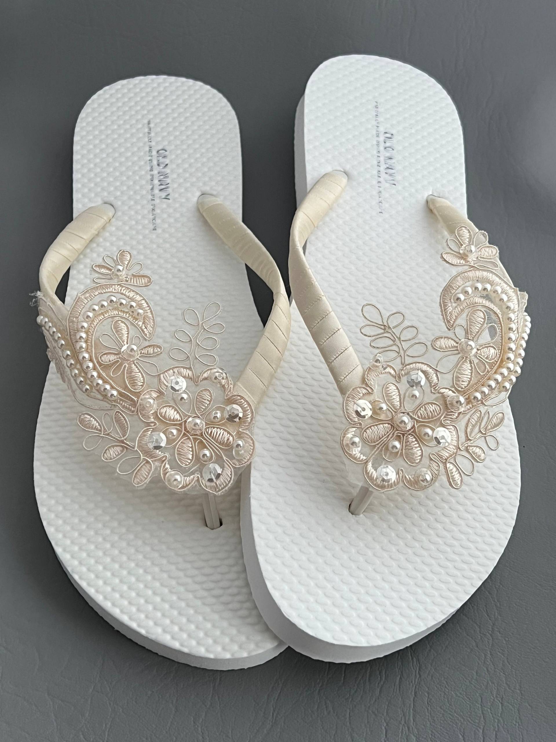 Elfenbein Spitze Flip Flops, Perlen Brautsandalen, Beige Strand Hochzeit Sandalen, Zielland Sandalen Elfenbein Spitze Flip Flops, Perlen Brautsandalen, Beige Strand Hochzeit Sandalen, Zielland Sandalen von KayKaysBridal