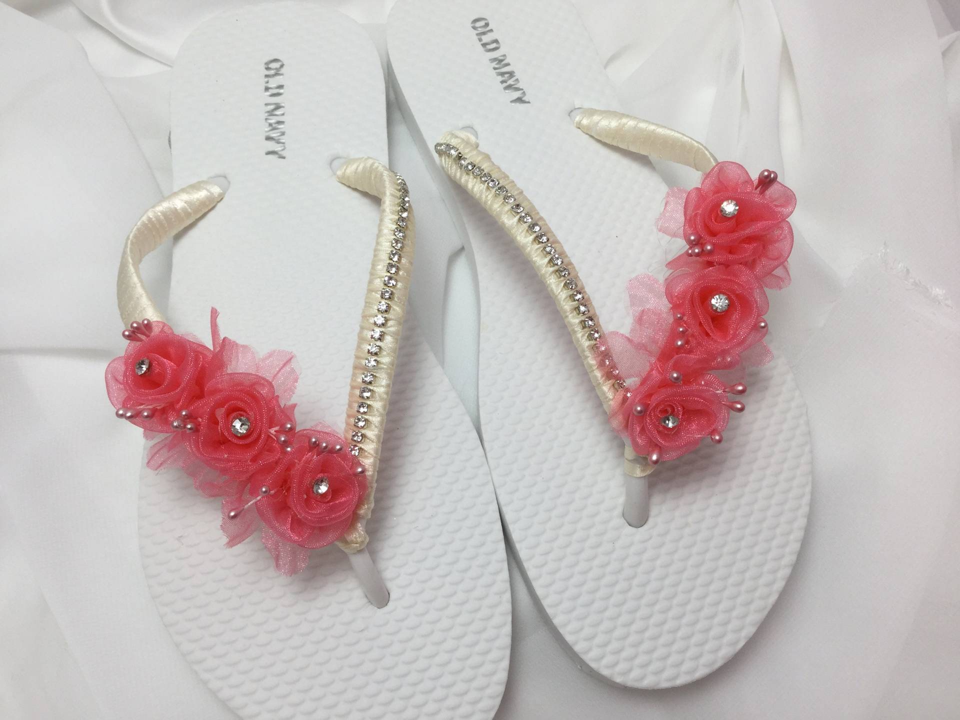 Elfenbein Und Korallen Braut Flip Flops, Koralle Blumen Hochzeit Sandalen, Blume Weiße Flops Elfenbein Und Korallen Braut Flip Flops, Koralle Blumen Hochzeit Sandalen, Blume Weiße Flops von KayKaysBridal