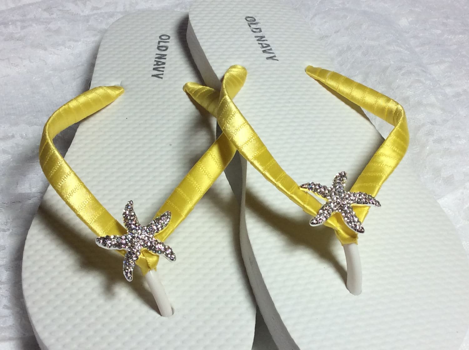 Gelbe Braut Flip Flops, Seestern Strass Brautjungfer Hochzeit Gelbe Braut Flip Flops, Seestern Strass Brautjungfer Hochzeit von KayKaysBridal