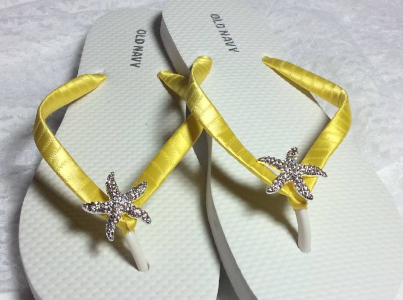 Gelbe Braut Flip-Flops, Seestern Strass Flip Flops, Flops Brautjungfer, Hochzeit Gelbe Braut Flip-Flops, Seestern Strass Flip Flops, Flops Brautjungfer, Hochzeit von KayKaysBridal