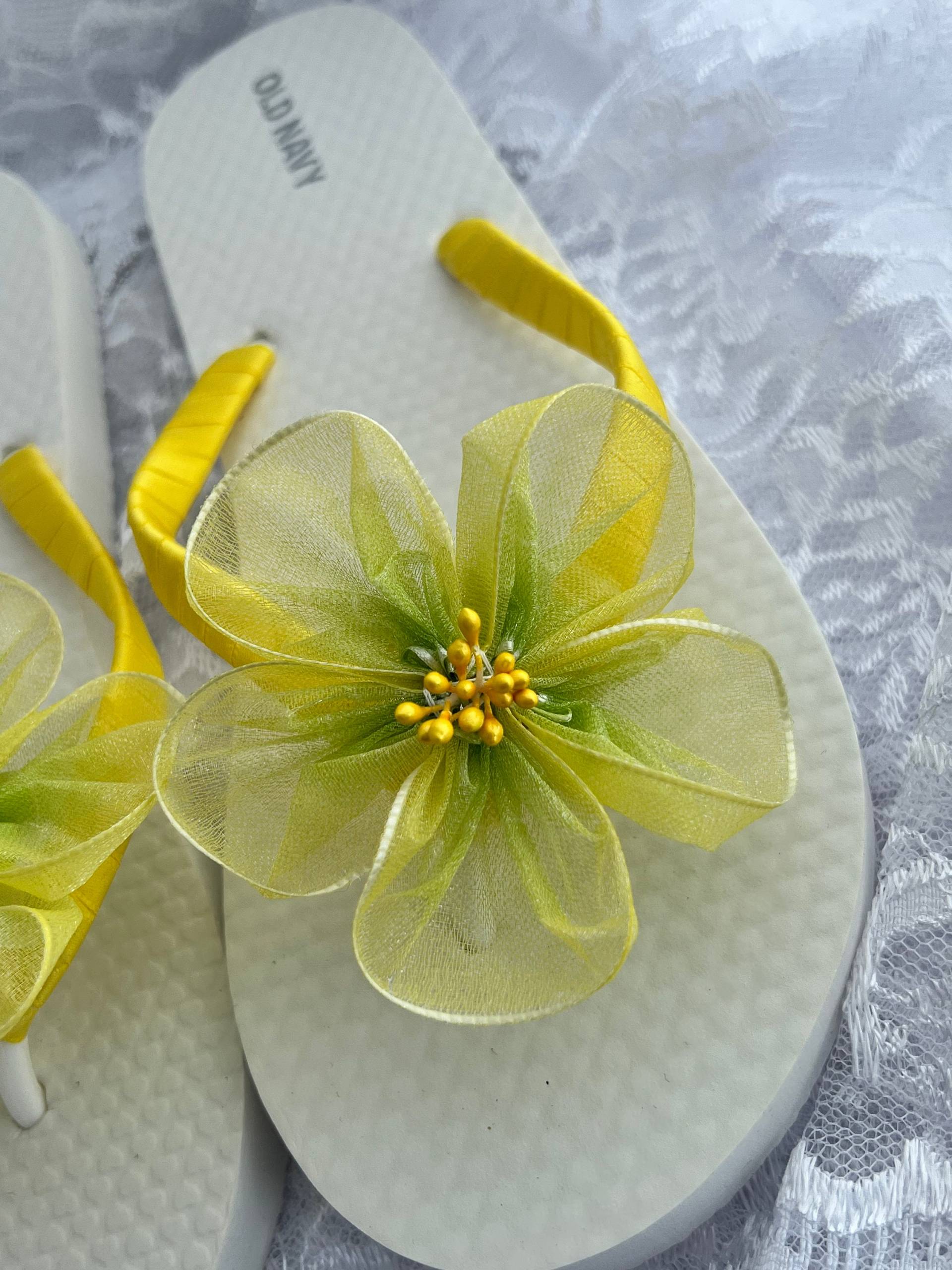 Gelbe Organza Blumen Flip Flops Handgefertigte Brautsandalen Gelbe Organza Blumen Flip Flops Handgefertigte Brautsandalen von KayKaysBridal