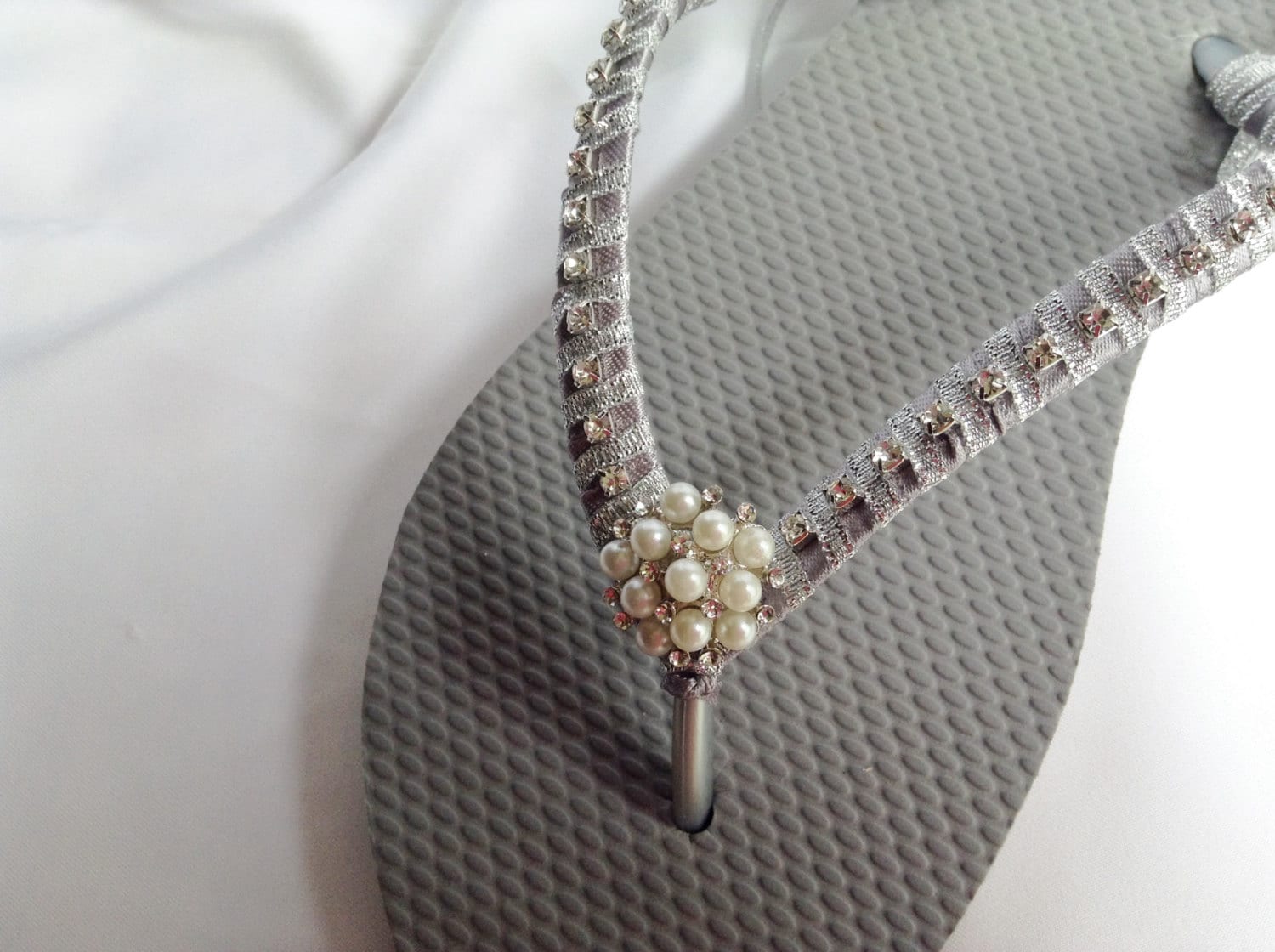 Hochzeit Flip Flops, Grau Und Silber Braut Strass Flip Flop, Brautmoden Sandalen, Strandsandalen Hochzeit, Flop Hochzeit Flip Flops, Grau Und Silber Braut Strass Flip Flop, Brautmoden Sandalen, Strandsandalen Hochzeit, Flop von KayKaysBridal