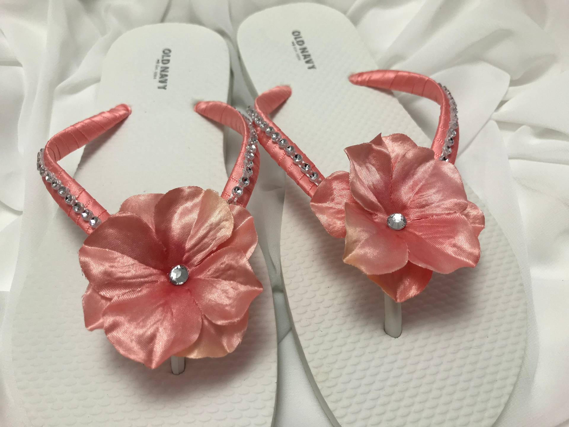 Koralle Braut Strass Blume Flip Flops, Sandalen, Weiße Hochzeit Strand Sandalen Koralle Braut Strass Blume Flip Flops, Sandalen, Weiße Hochzeit Strand Sandalen von KayKaysBridal