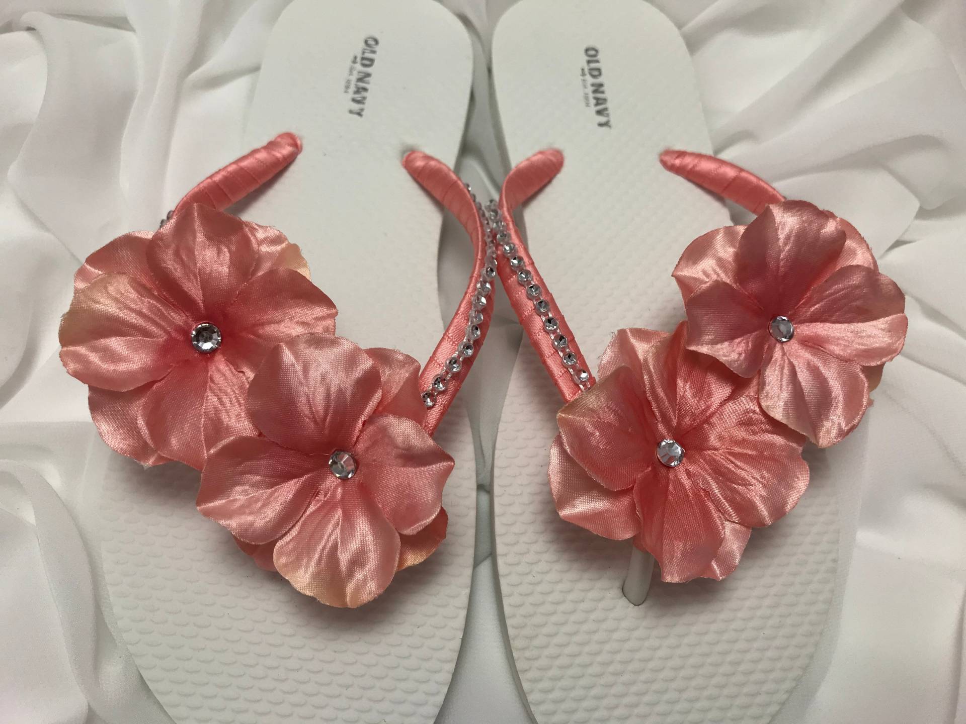 Koralle Braut Strassblume Flip Flops, Strass Sandalen, Weiß Flip-Flops, Hochzeit Strand Sandalen Koralle Braut Strassblume Flip Flops, Strass Sandalen, Weiß Flip-Flops, Hochzeit Strand Sandalen von KayKaysBridal