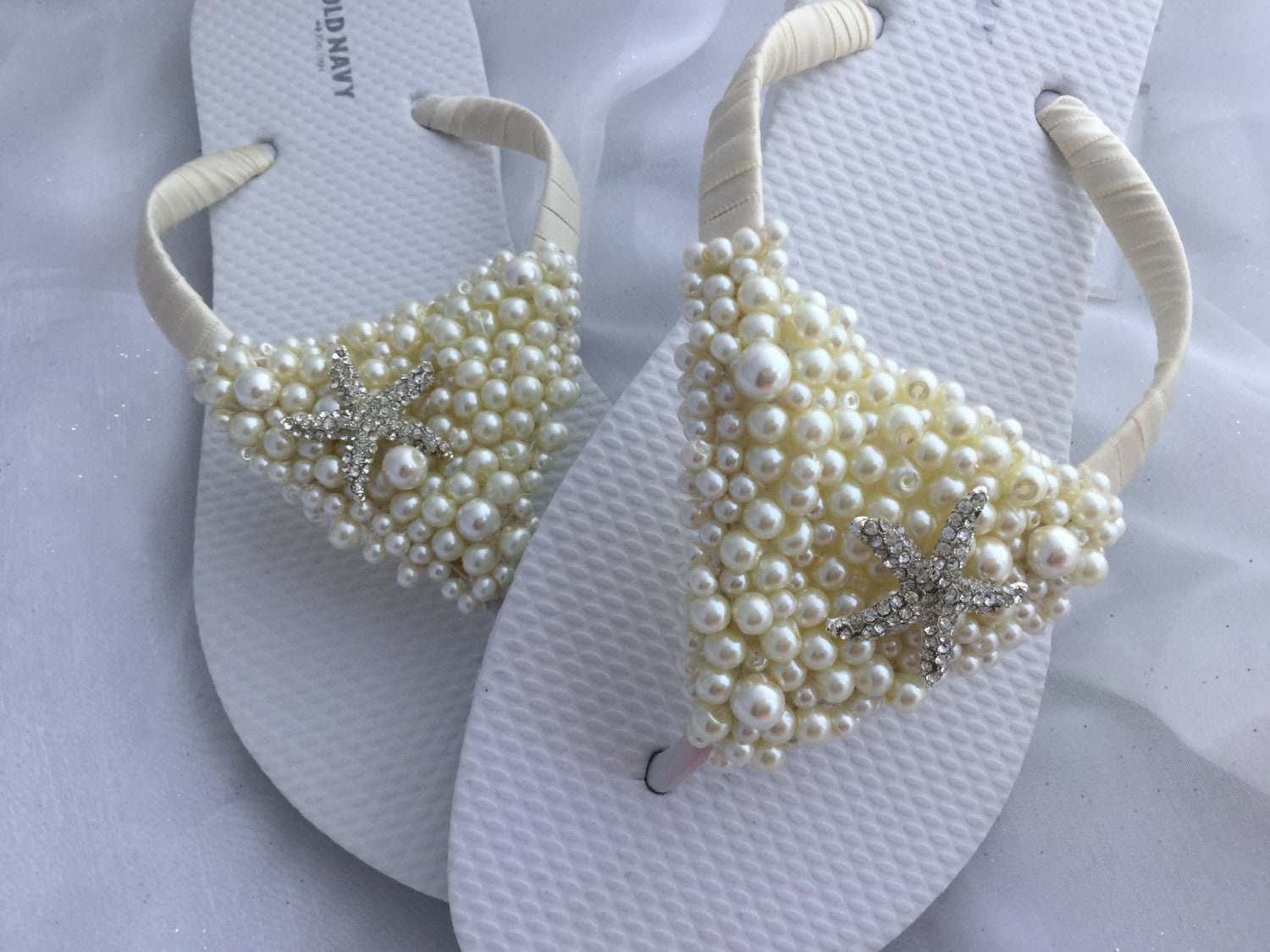 Seestern Braut Flip Flops, Weiße Hochzeit Sandalen, Strand Flops Seestern Braut Flip Flops, Weiße Hochzeit Sandalen, Strand Flops von KayKaysBridal