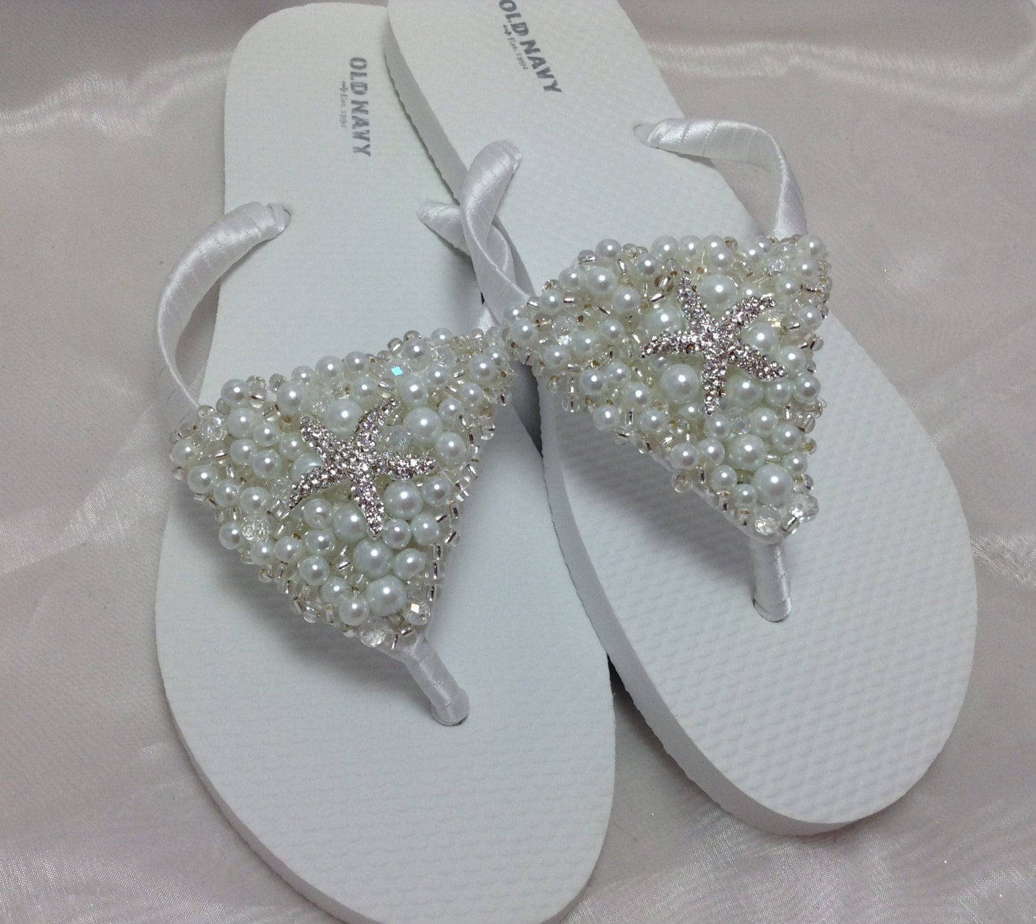 Seestern Braut Flip Flops, Weiße Hochzeit Sandalen, Strand Flops Seestern Braut Flip Flops, Weiße Hochzeit Sandalen, Strand Flops von KayKaysBridal