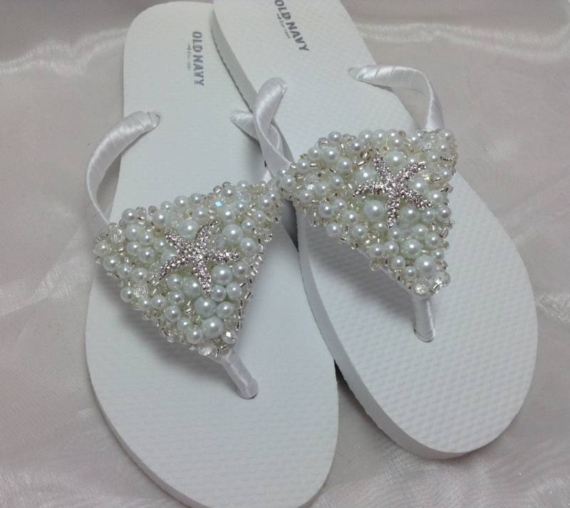 Seestern Braut Flip Flops, Weiße Hochzeit Sandalen, Strand Flops von KayKaysBridal