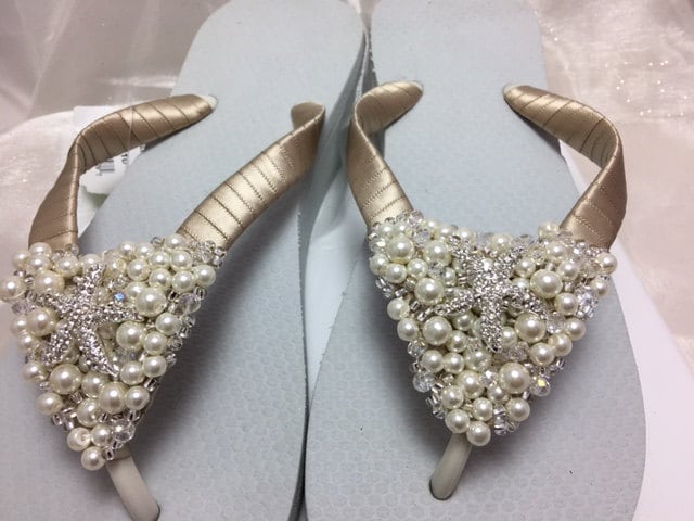 Seestern-Braut-Keil Flip Flops, Taupe Hochzeit Perlen Braut Sandalen, Strand Flops Seestern-Braut-Keil Flip Flops, Taupe Hochzeit Perlen Braut Sandalen, Strand Flops von KayKaysBridal