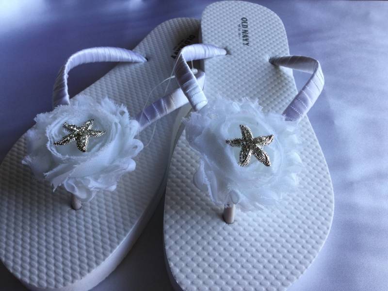 Seestern Weiß Strand Hochzeit Sandalen, Braut Flip Flops, Blume Flop, Brautgeschenk Party von KayKaysBridal